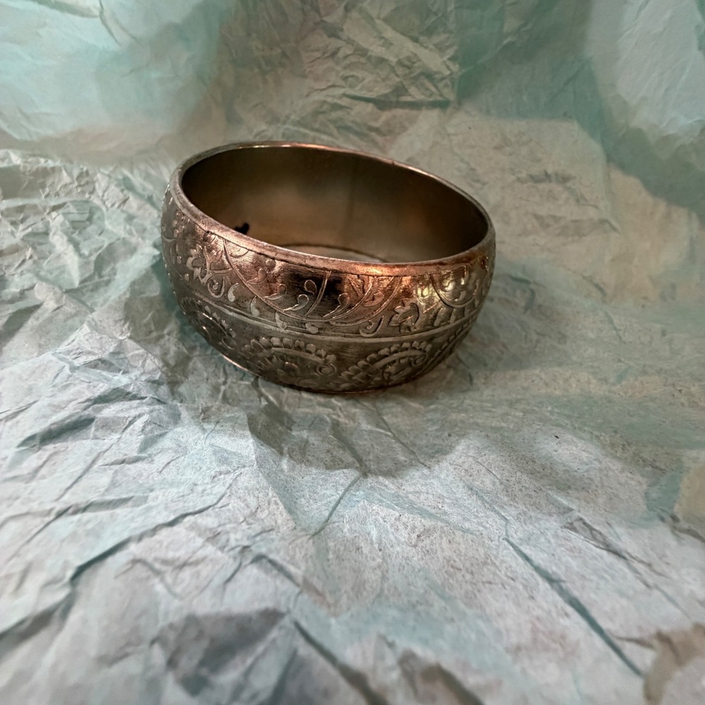 Vintage Style Silver Tone Embossed‎ Floral Paisley Wide Bangle Bracelet Boho